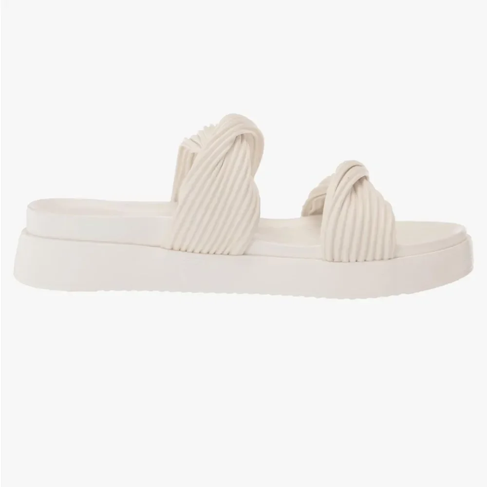 EXCELLENT CONDITION WOMEN’S 8.5 BLONDo WHITE WATERPROOF CADEE SANDALS/SLIDES